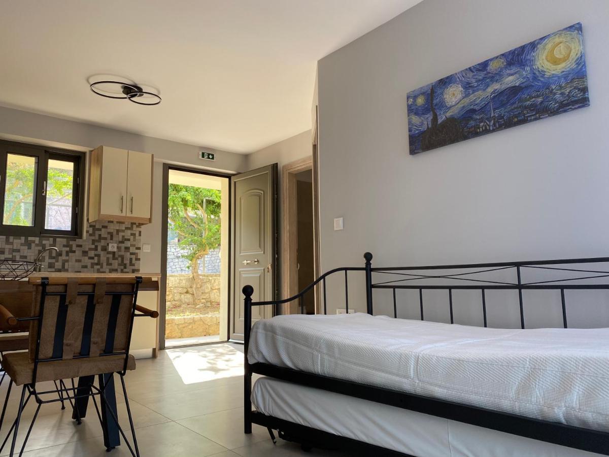 Mirovigli Family Rooms Lepedha Exterior photo