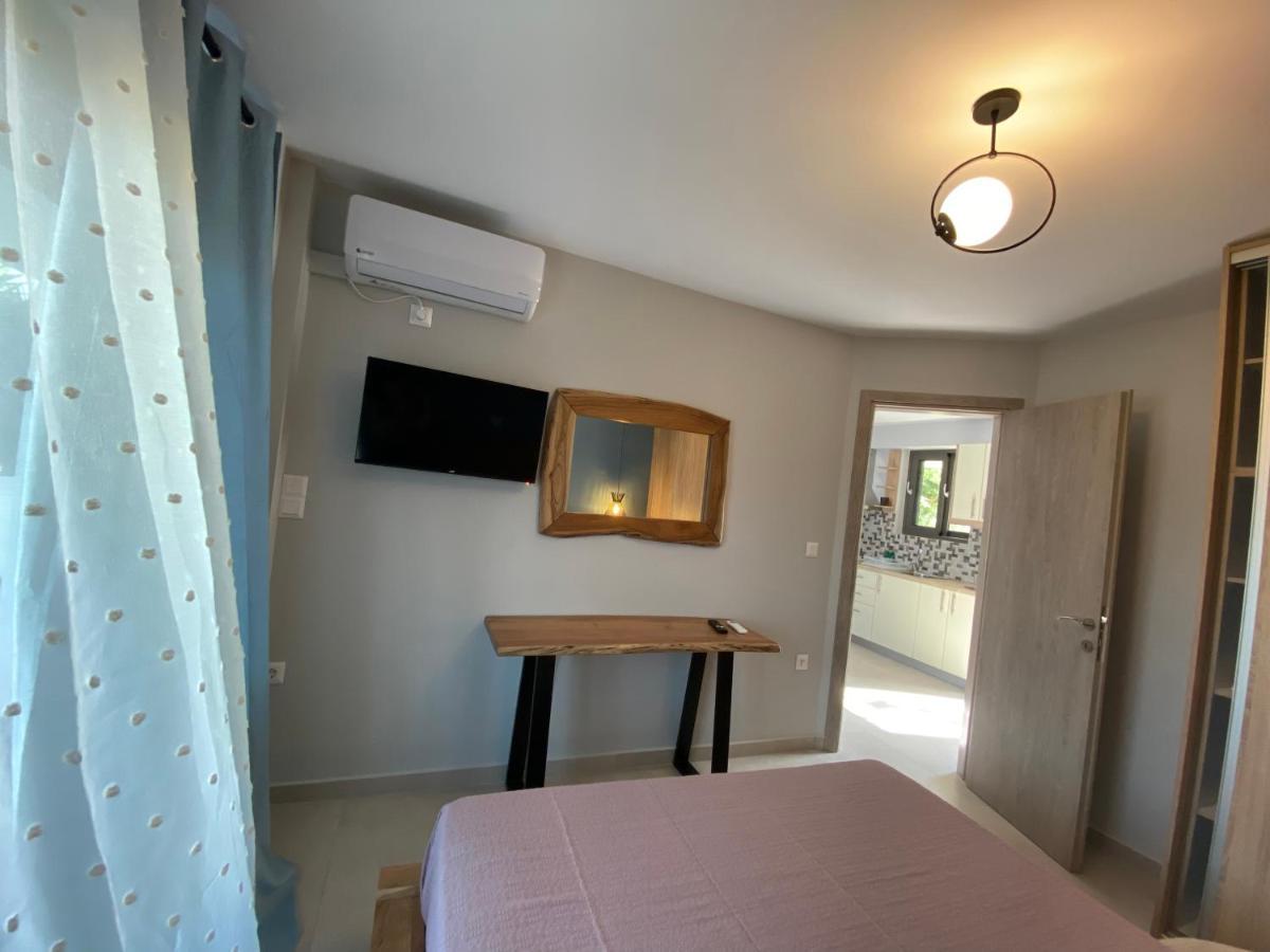 Mirovigli Family Rooms Lepedha Exterior photo